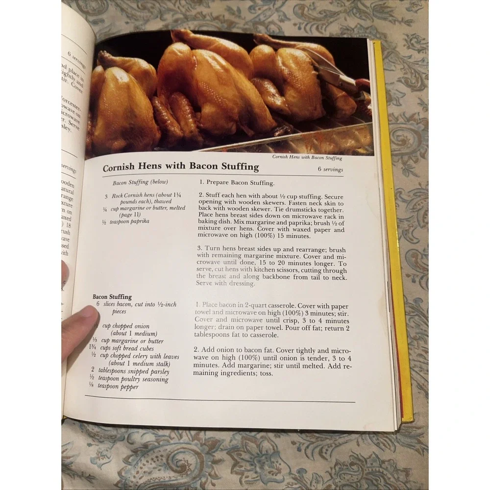 Vintage 1981 Betty Crocker's Microwave Cookbook Hardcover Quick Meal Recipes‎